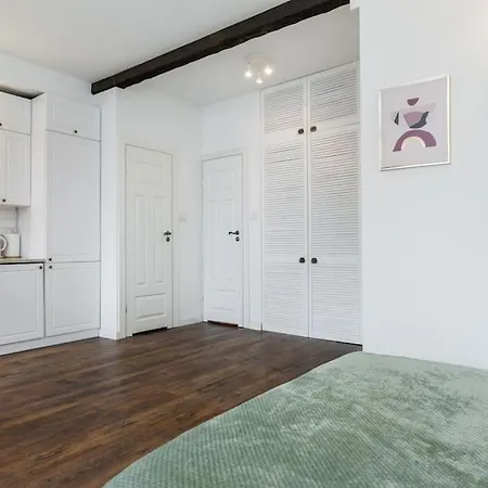 Chmielna Studio, Railway Station * ורשה