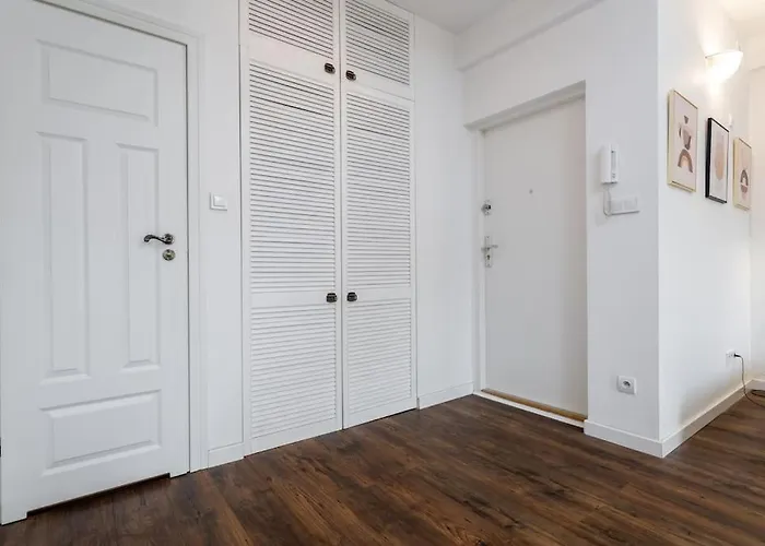 Chmielna Studio, Railway Station