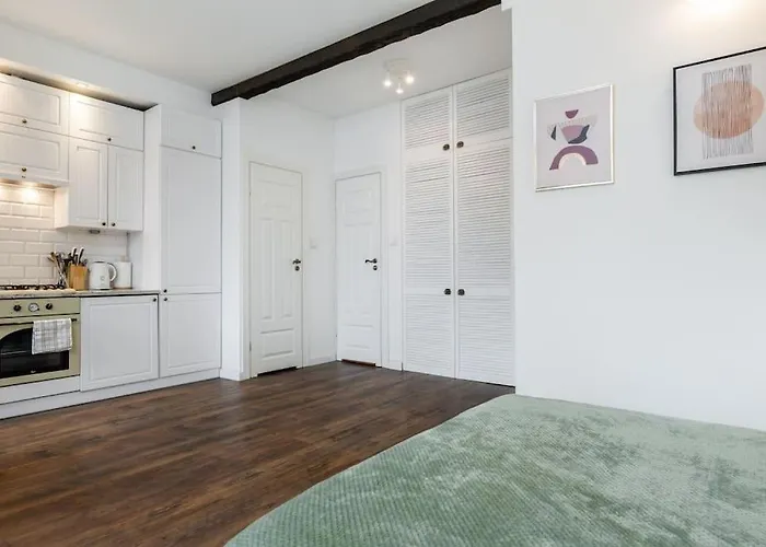 Chmielna Studio, Railway Station * Varsó